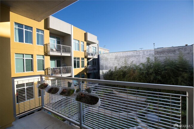 Building Photo - 2655 Bush St