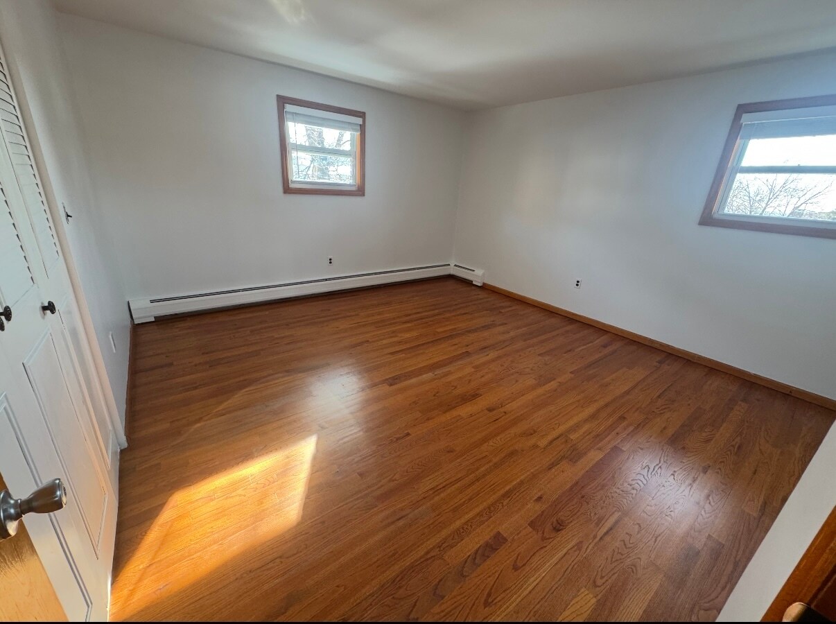 Building Photo - 208 6th St