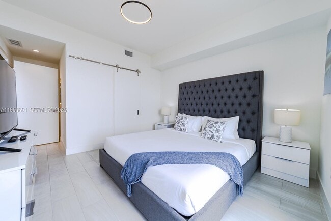 Building Photo - 2000 Metropica Wy