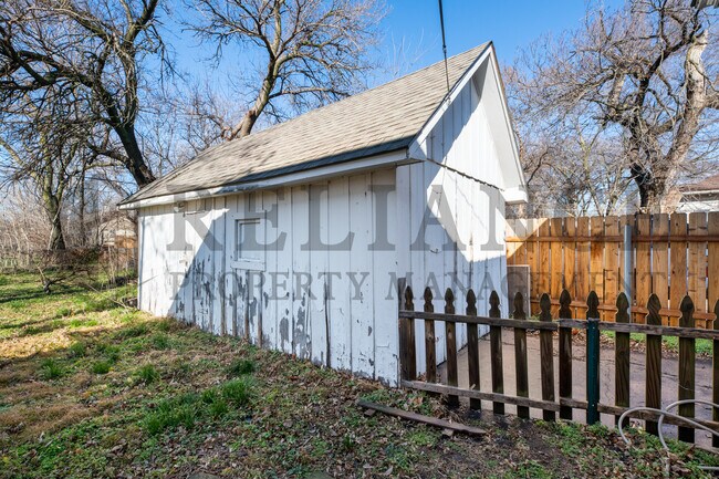 Building Photo - 221 S Glenn St