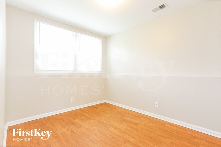 Building Photo - 1939 Ashwood Ln