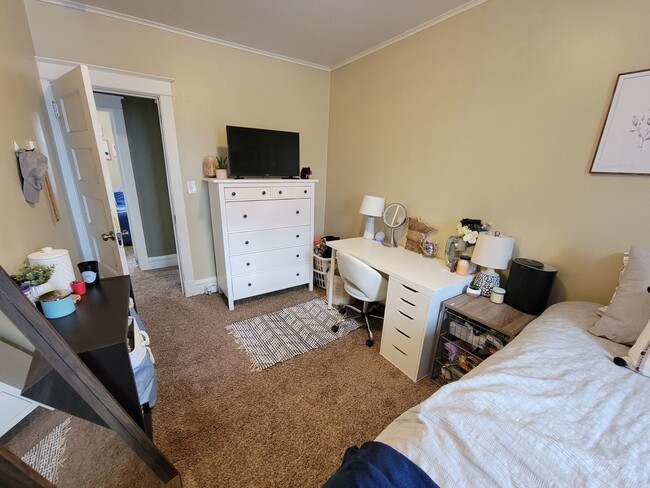 Building Photo - AVAILABLE JUNE - 3 Bed, 1 Bath Home close to Chester Park