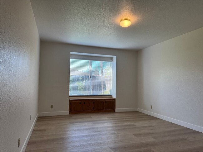 Building Photo - 6517 N San Pedro Ave