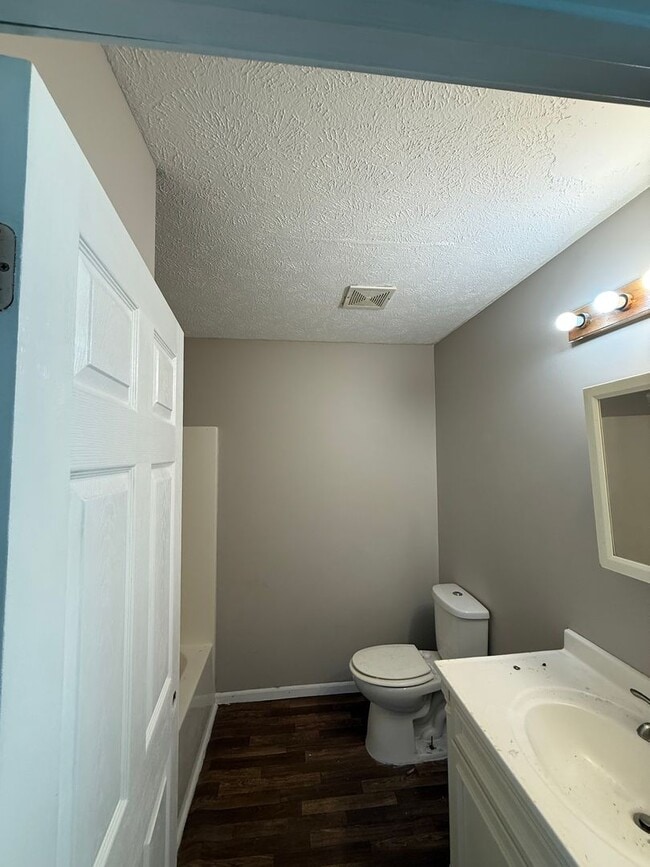 Building Photo - Updated 6 bedroom 2 bath home!
