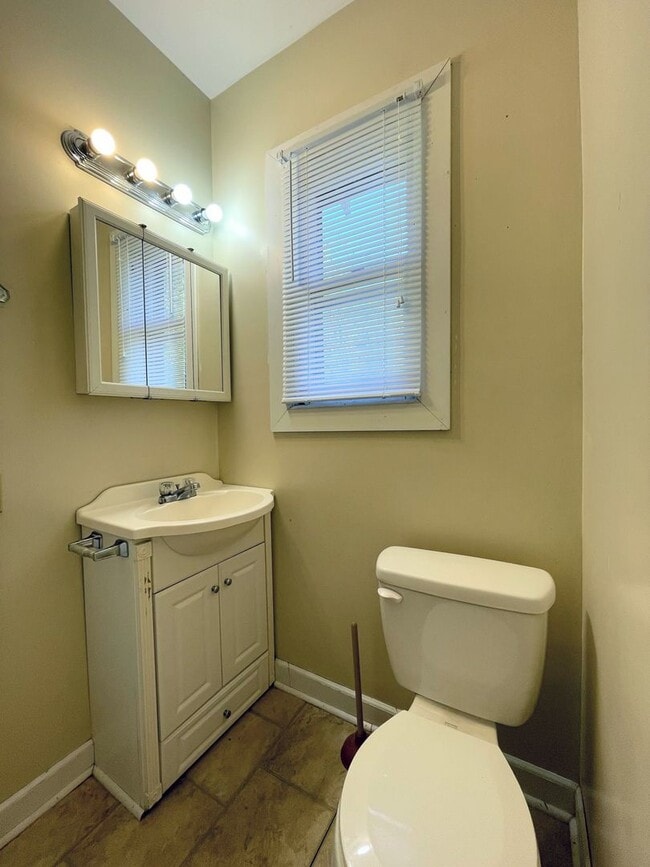 Building Photo - 120 W 10th Ave