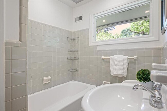 Building Photo - 2800 Mornington Dr NW