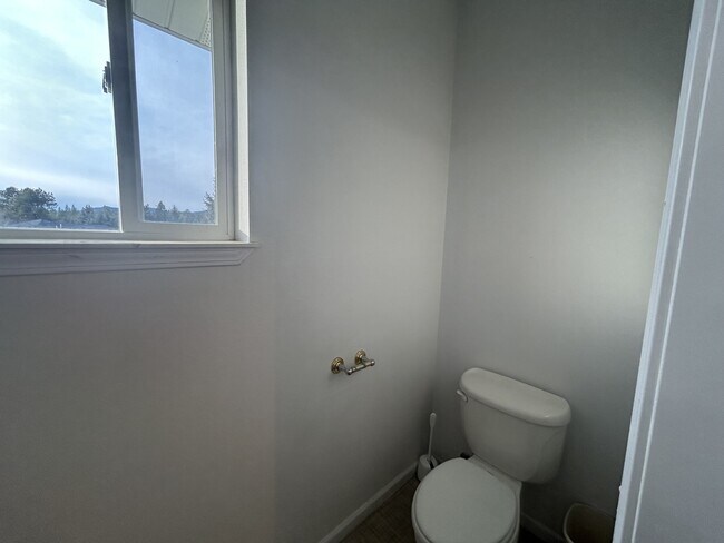 Building Photo - 15 Fairway Dr