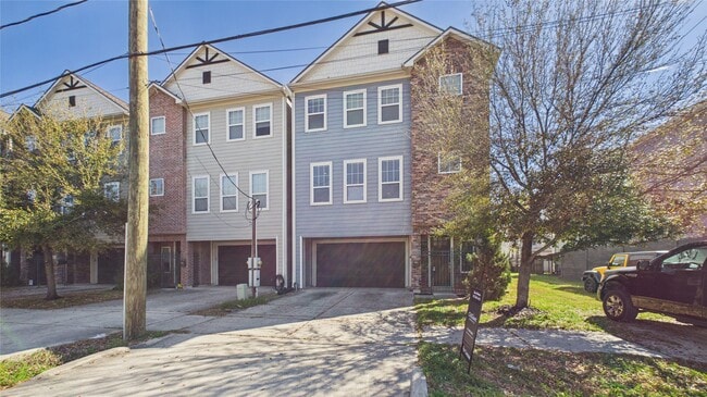 Building Photo - 2724 Rutland St