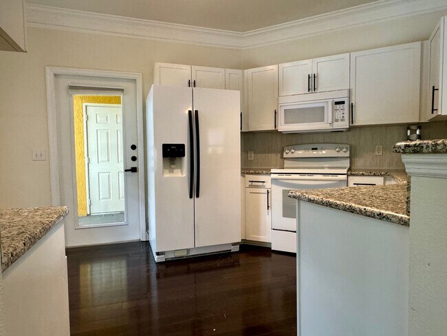 Building Photo - Stunning 2/2 Condo For Rent in Mirabella -...