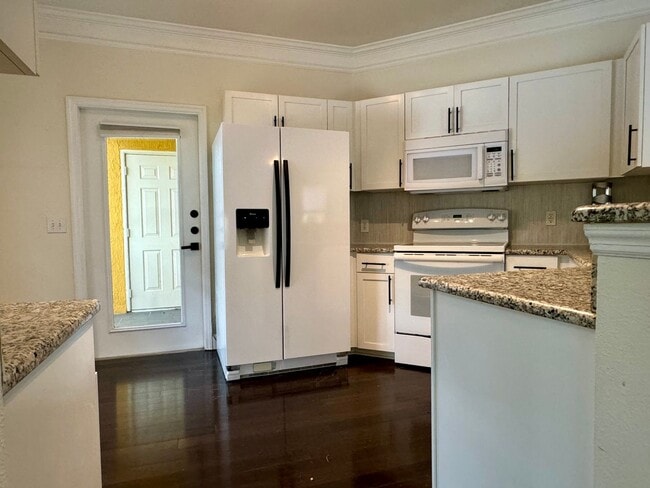 Building Photo - Stunning 2/2 Condo For Rent in Mirabella - Superb Location!