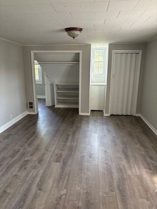 Building Photo - Butler Beauty on the Knoll!  6BR/3BA ready to go for next school year.