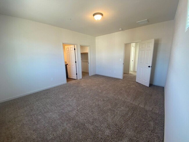 Building Photo - 3/2.5 home in Private Gated Community with Yard