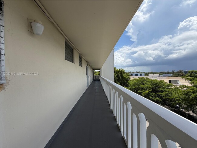 Building Photo - 2851 Leonard Dr