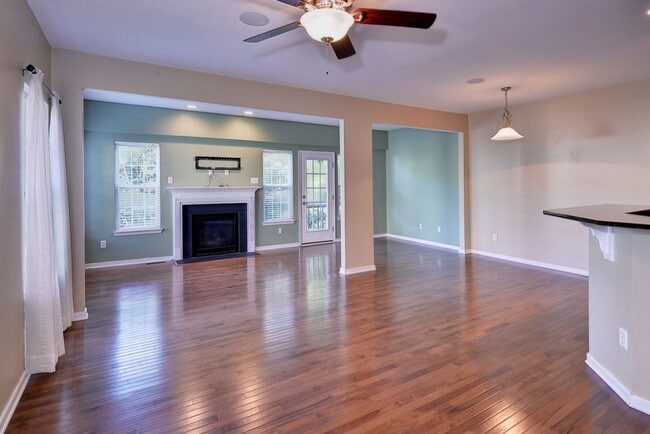 Building Photo - End unit Townhome in Riverwalk Townes