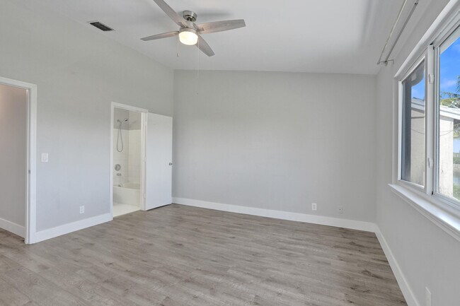 Building Photo - 9913 NW 57th Manor