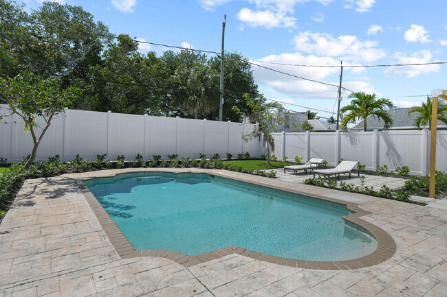Building Photo - 815 N Ocean Breeze