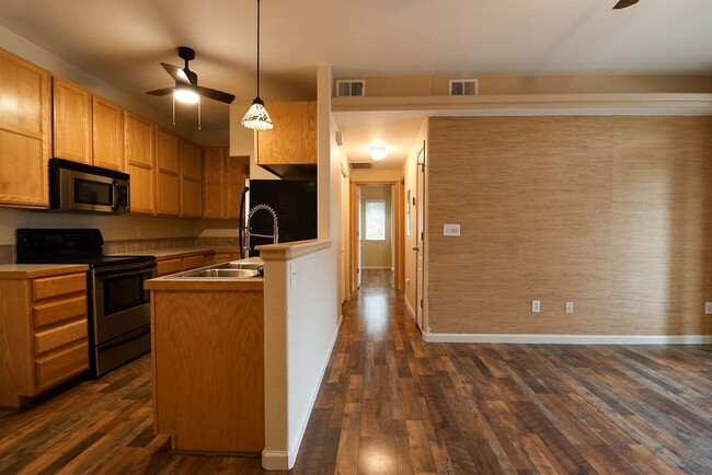 Building Photo - Updated 2 Bedroom Apartment in Windsor