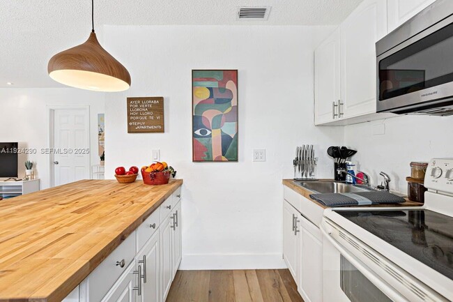 Building Photo - 811 Tequesta St