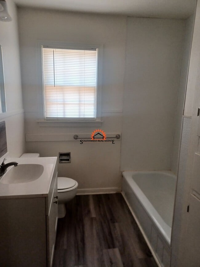 Building Photo - Cute 2 bedroom 1 bathroom home.