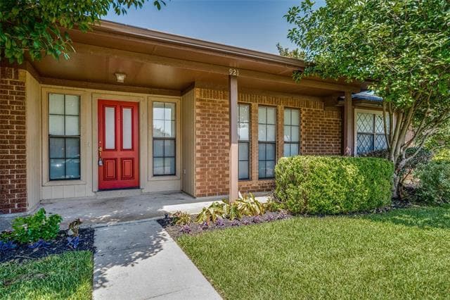 Building Photo - 921 Baxter Dr