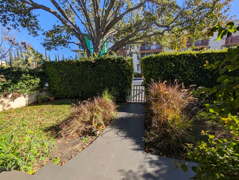 Building Photo - 849 N West Knoll Dr