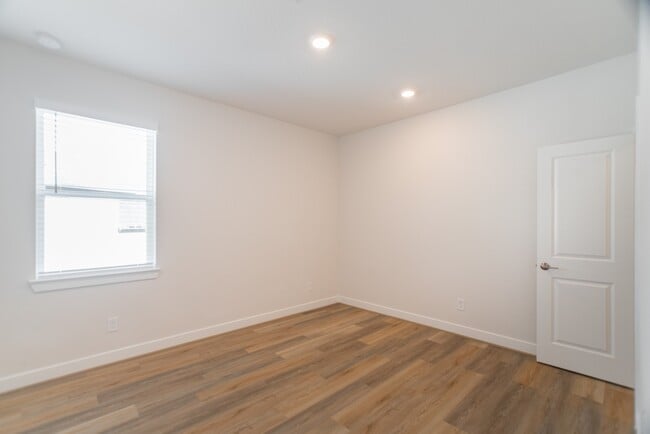 Building Photo - 11 Mariposa Wds Dr