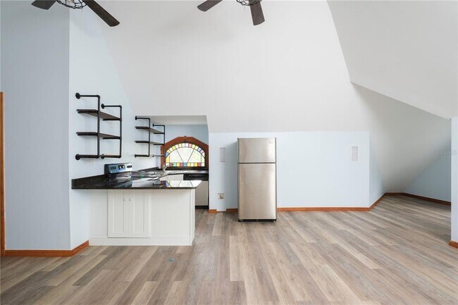 Building Photo - 735 E University Ave