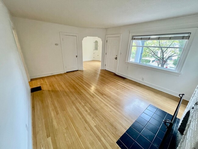 Building Photo - Upgraded 3bd/2bath Laurelhurst Home w/ Pri...