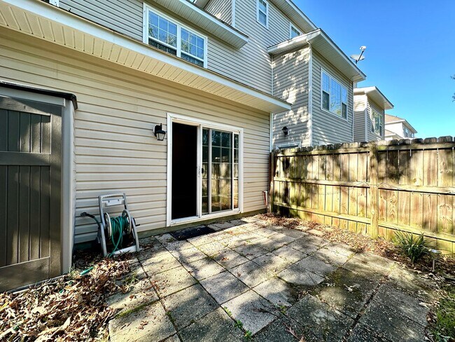 Building Photo - 3/3 Townhome in West of the Ashley!