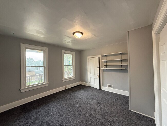 Building Photo - 1402 W 9th St