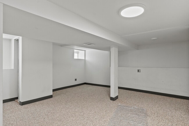 Building Photo - 2425 Hessing St