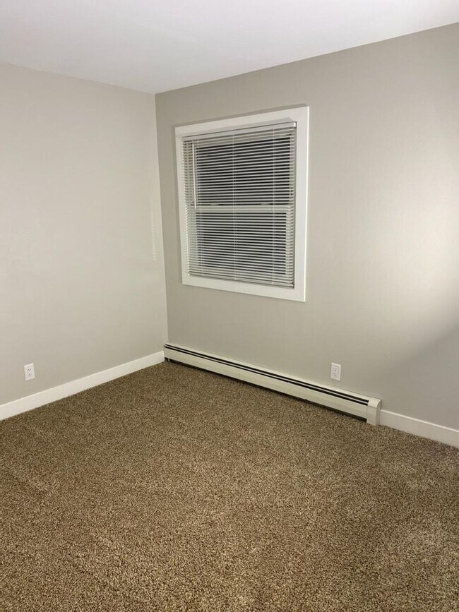 Building Photo - Newly Remodeled 2-Bedroom Apartment in Ore...