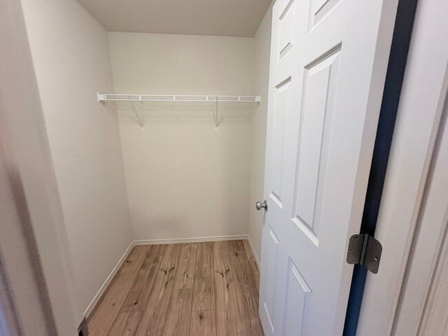 Building Photo - ONE MONTH FREE OF RENT!! Well Maintained, High Ceilings, Bonus Room, Great Location!