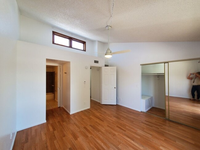 Building Photo - Townhome - newly remodeled kitchen - priva...