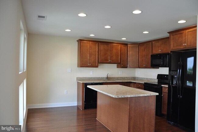 Building Photo - 2045 Valley Ave