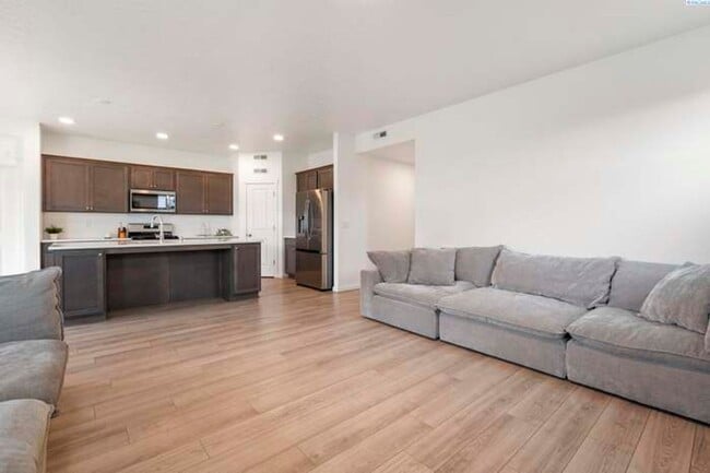 Building Photo - 308 Ruby Ave