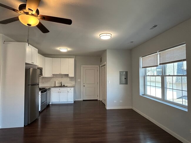 Building Photo - 7441 N Rogers Ave