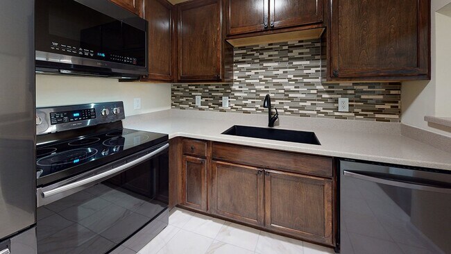 Building Photo - 1 bedroom 1 bath first floor condo unit | ...