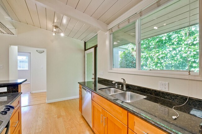 Building Photo - Mountain View Home l Spacious Open Layout Bright and Private Yard