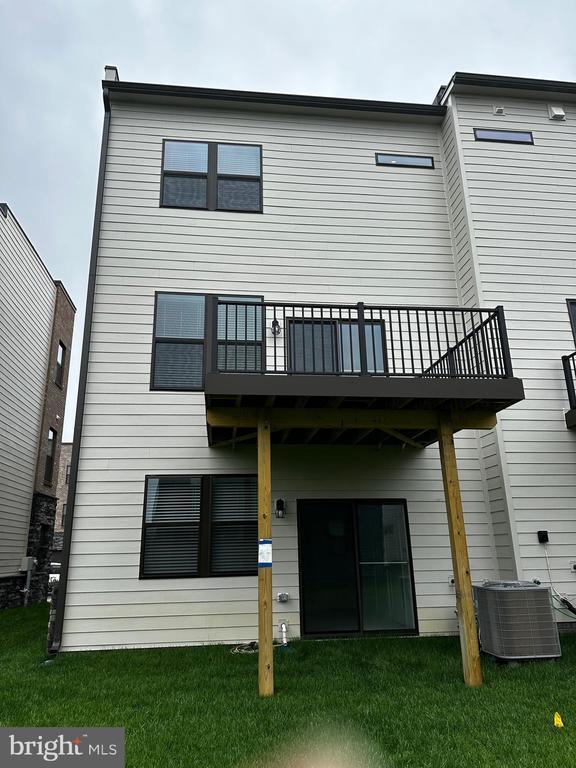 Building Photo - 870 Amity St