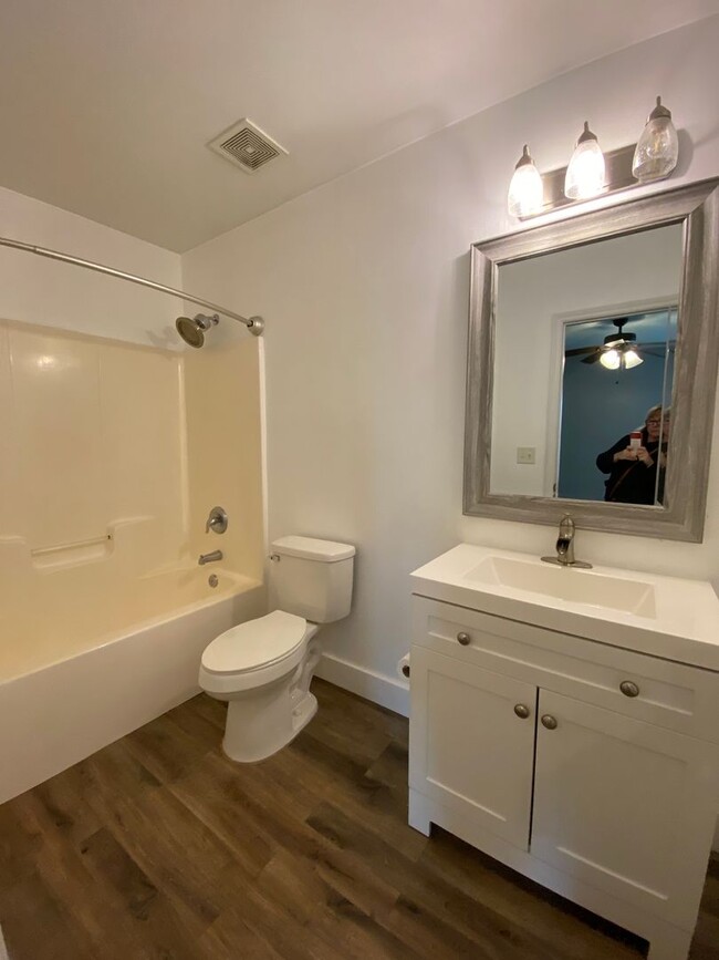 Building Photo - 3 bedroom, 2 bathroom Home in Hampstead