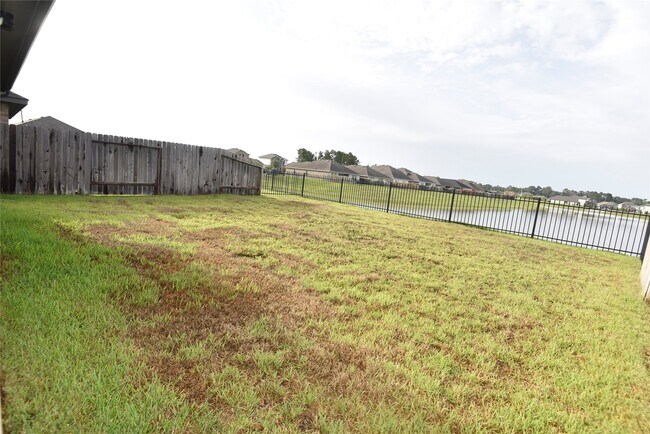 Building Photo - 16684 Lonely Pines Dr