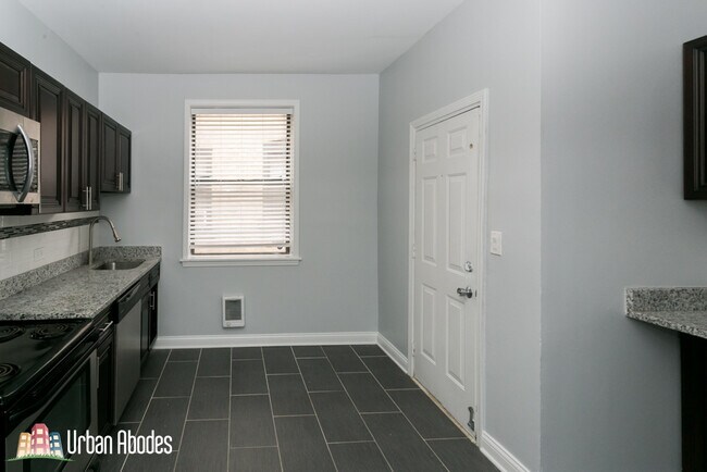 Building Photo - 3635 W Dickens Ave