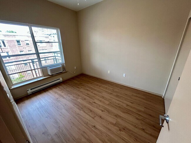 Building Photo - First Hill One Bedroom - Stellar Location! AVAILABLE NOW!