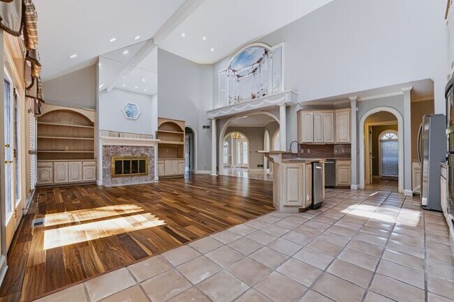 Building Photo - 6920 Oakbrook Way