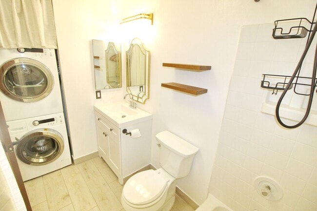 Building Photo - Cat-Friendly Upgraded Unit Located A Half ...