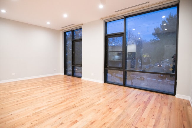 Building Photo - 1028 N California Ave