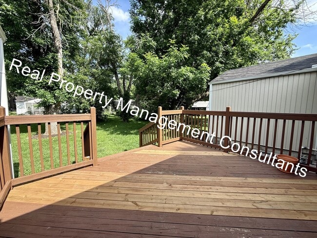 Building Photo - 4 Bed 2 Bath Prairie Village ranch style home!
