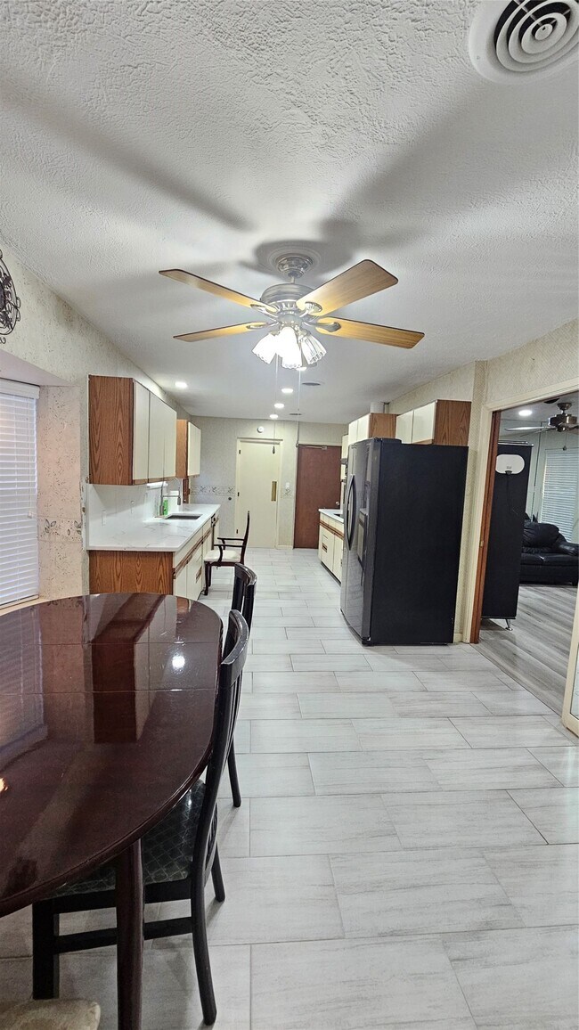 Building Photo - 1715 Pecan Ln