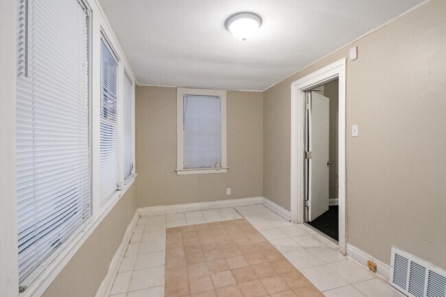 Building Photo - Charming 3-Bedroom Home | 1 Bath | In-Unit...